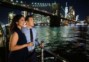 Couple sur le pont d'un bateau New York City