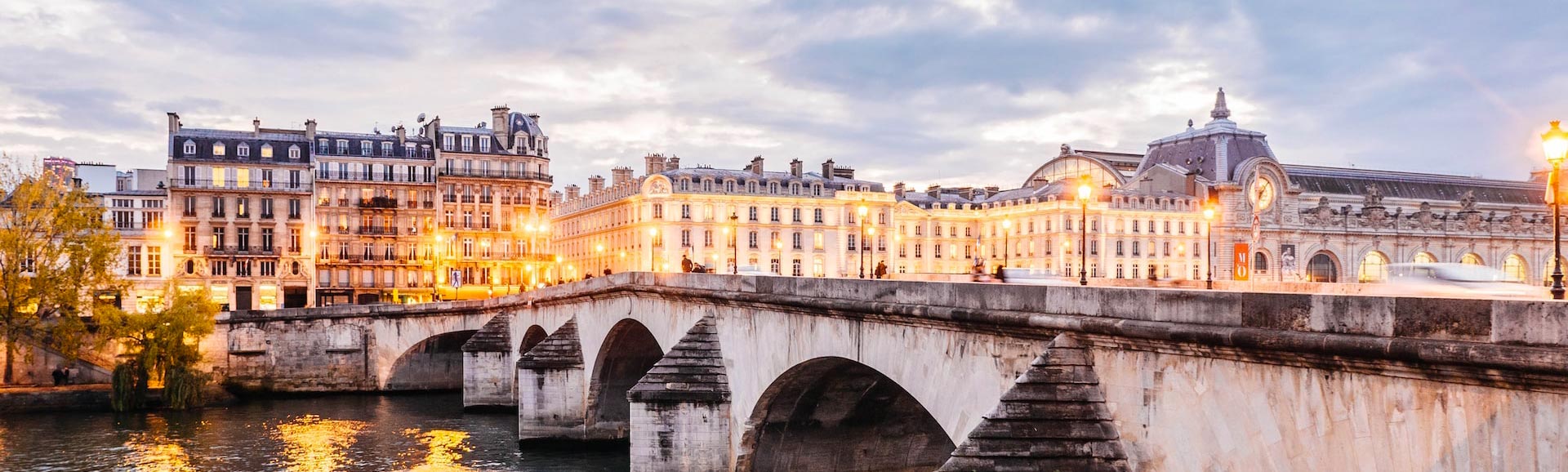 Edifici di Parigi con ponte e fiume in primo piano