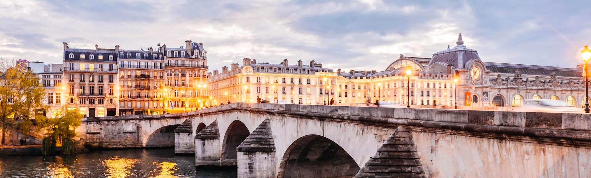 Bâtiments de Paris avec pont et rivière au premier plan