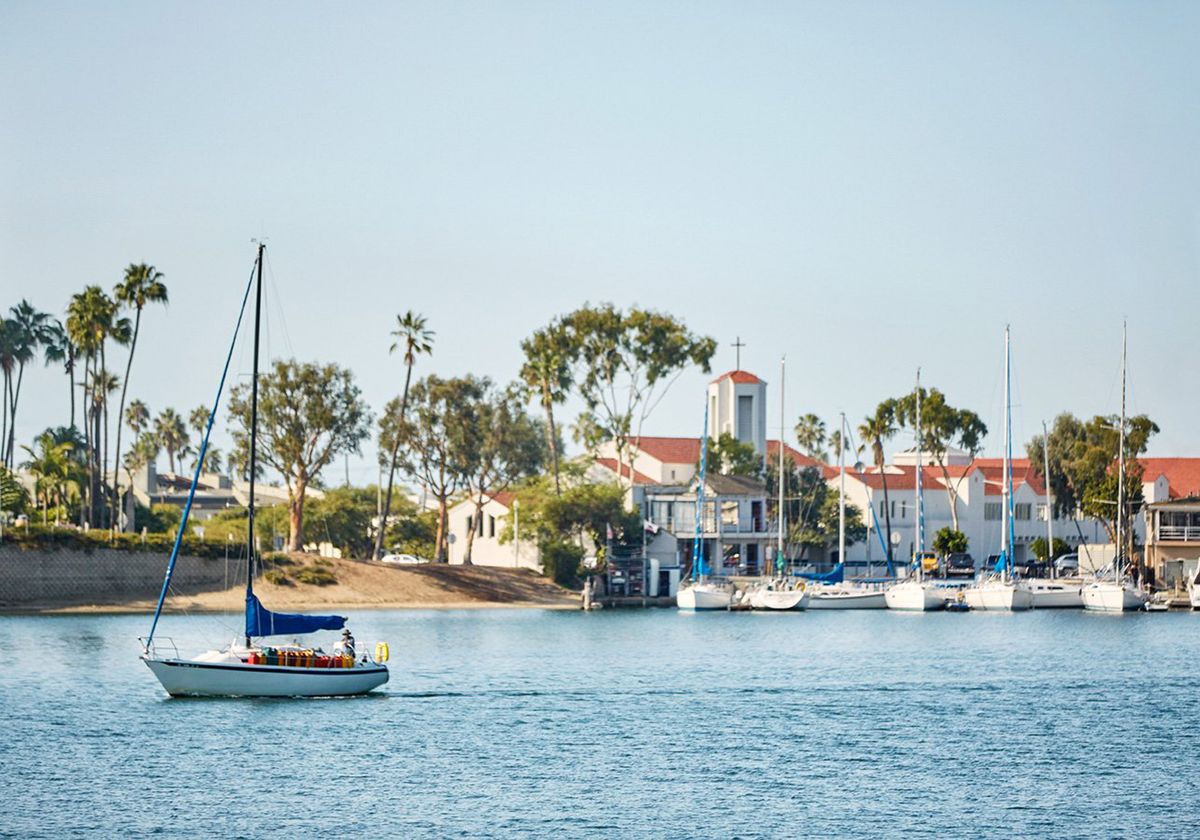 barcos na água em newport beach