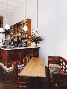 Interior de um bar paredes brancas com decoração de madeira