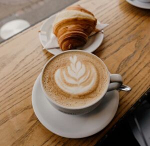 Café e croissant sobre uma mesa