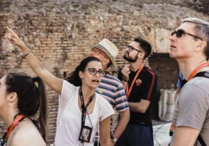 Touriste en Italie avec guide touristique indiquant les sites