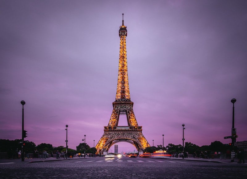 Menara Eiffel pada waktu malam
