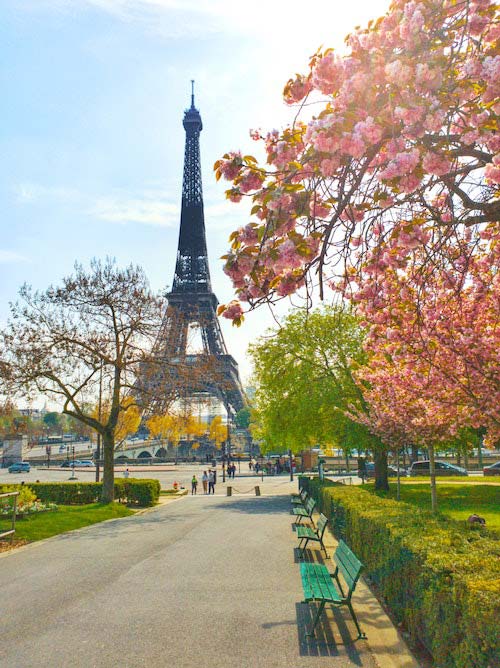 Menara Eiffel di bawah sinar matahari
