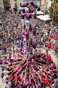 バルセロナのカステラーズ・デ・バルセロナの祭りで人間の塔を作る