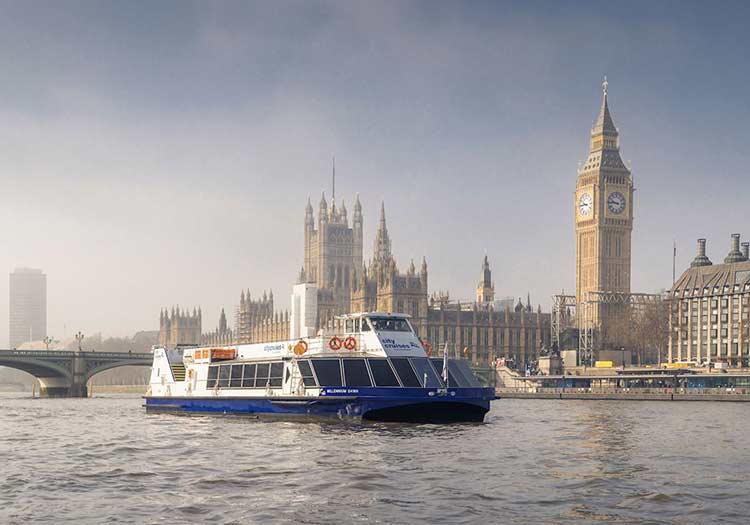 saltar em lúpulo fora do cruzeiro fluvial em londres