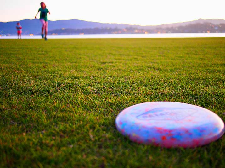 kids play ultimate frisbee in san francisco