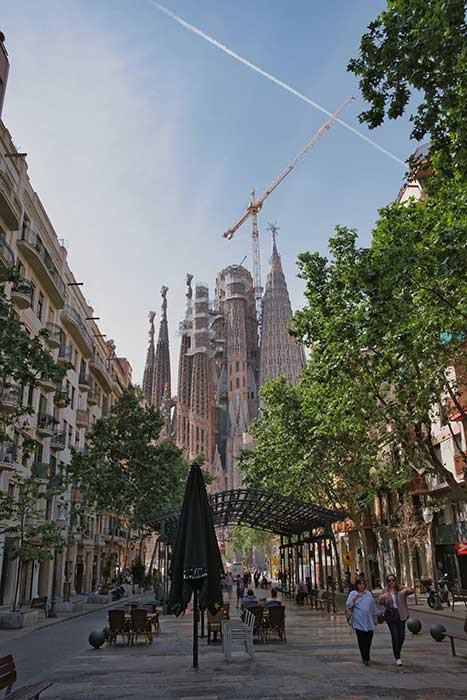 vista de rua da sagrada familia em espanha