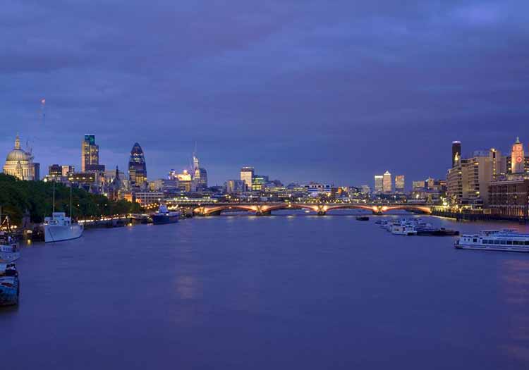 rivier bij nacht in londen