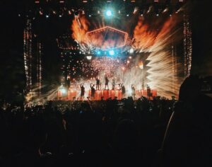 Salle de musique avec groupe sur scène