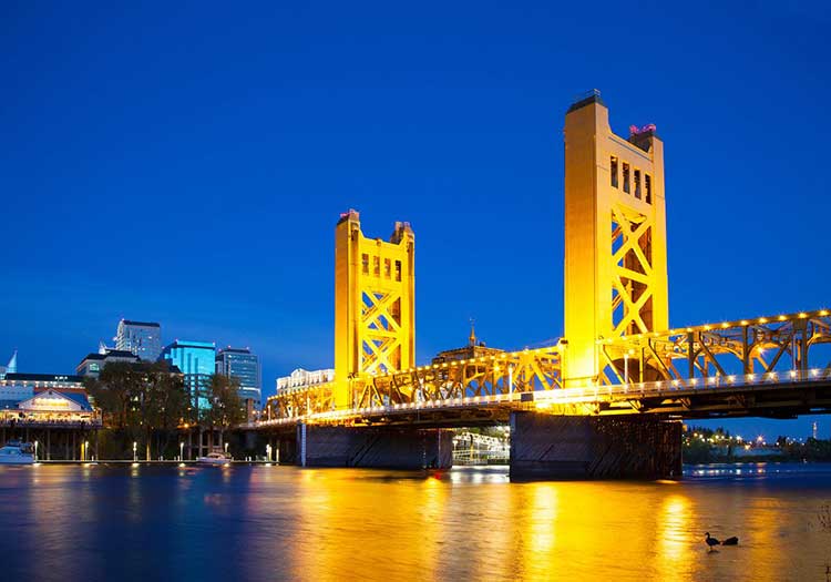 brug over sacramento rivier bij nacht