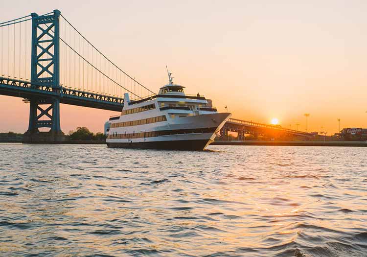 Kreuzfahrtschiff bei Sonnenuntergang in Philadelphia