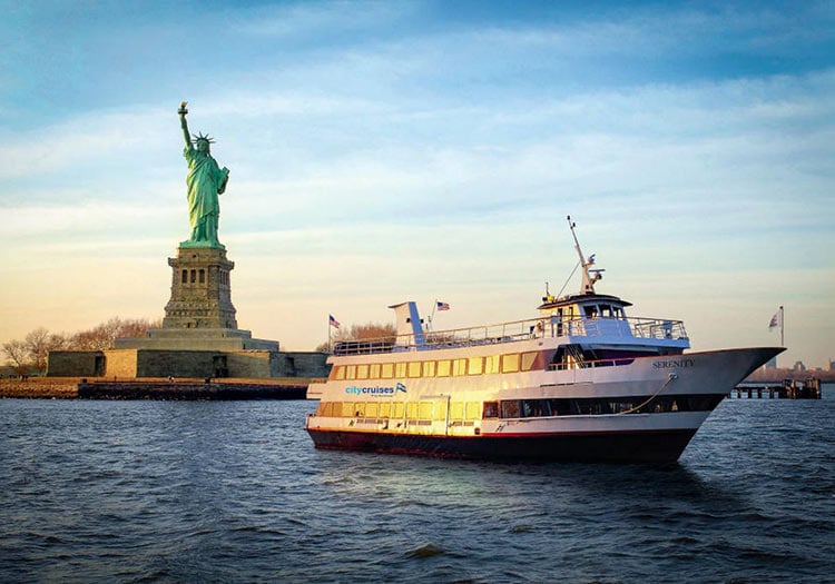 statue de la liberté vue d'un bateau de croisière