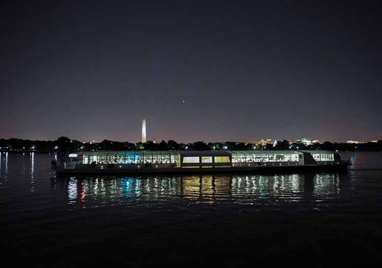 波托马克河上的市立奎斯船在夜色中。