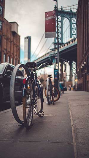 припаркованные велосипеды в нью-йорке