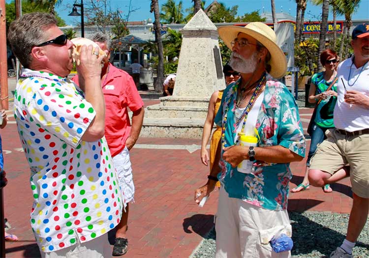 soplando la bocina de la caracola