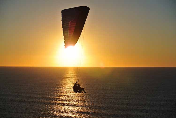 parasailing ao pôr-do-sol