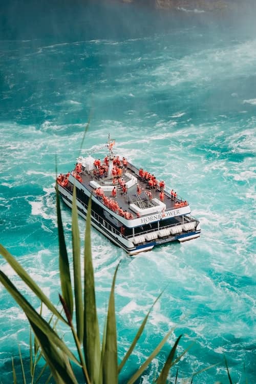 Boot onder de Niagara watervallen