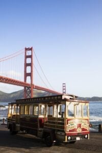 Autocarro eléctrico com ponte Golden Gate em fundo