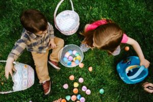 孩子们与复活节彩蛋和篮子