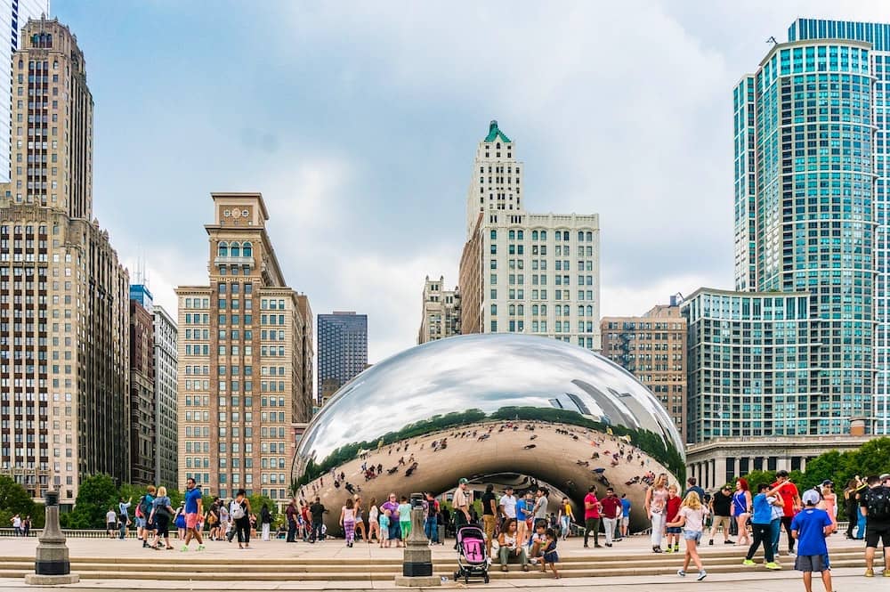 Hifadhi ya Milenia na sanamu ya Cloud Gate (Maharagwe) nyuma.jpg