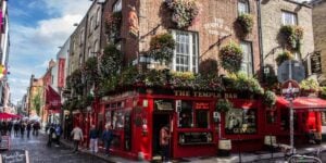 Temple Bar Dublin asılı çiçekli kırmızı ve tuğla dış cephe