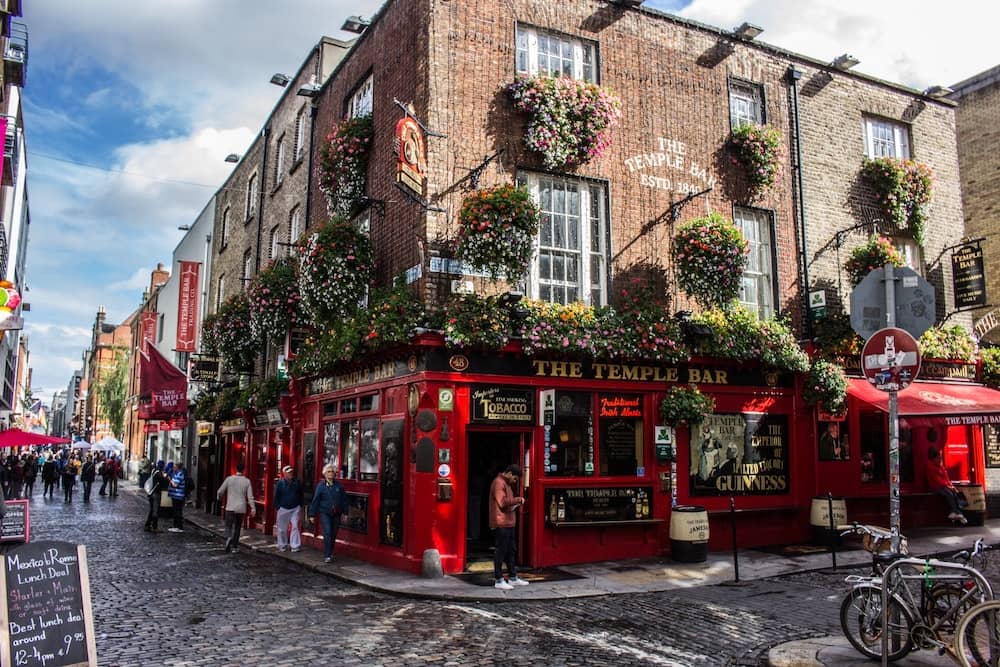 Temple Bar Dublino: esterno in rosso e mattoni con fiori pendenti