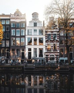 Canal et maison d'Amsterdam