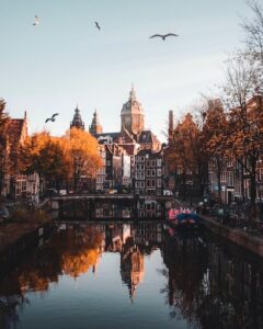 Canal y puente de Ámsterdam