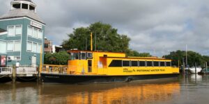 A City Cruises Taxi acuático amarillo por el río Potomac