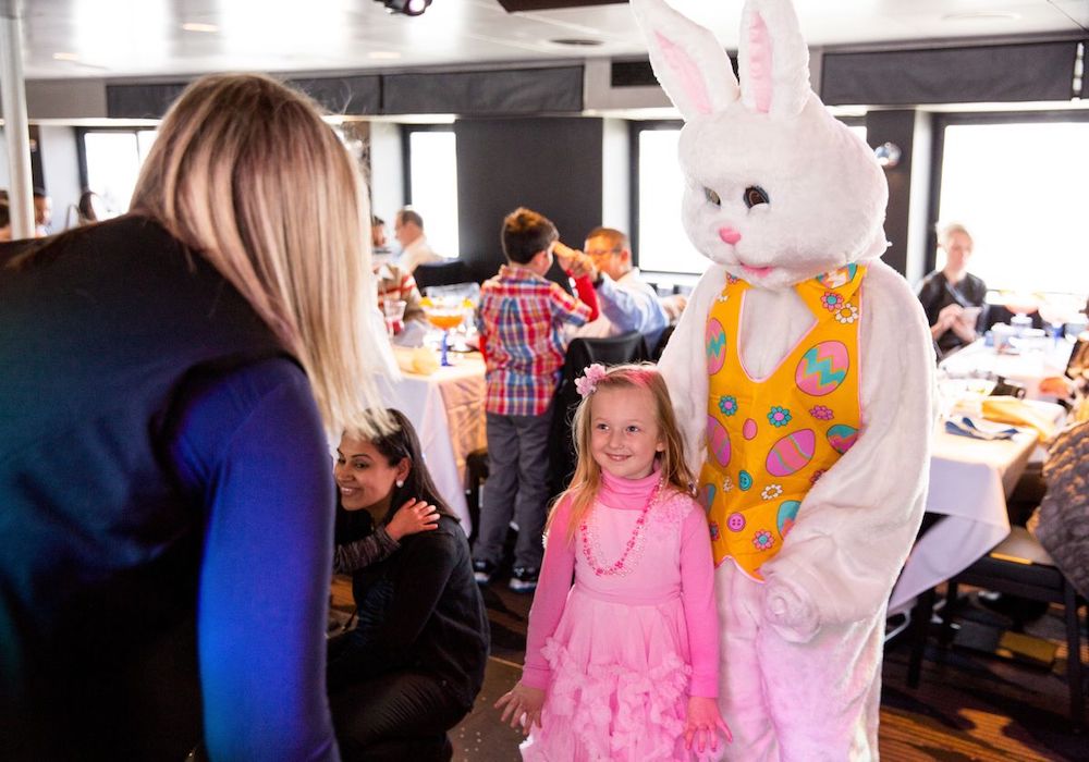 Jeune fille posant avec le lapin de Pâques