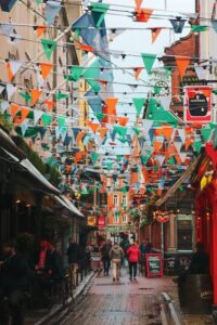 Una calle de Dublín con banderolas verdes, rojas y blancas colgadas entre los edificios