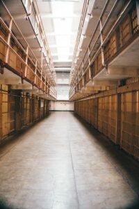 Uma fila de celas prisionais