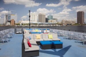 Bovendek van een boot van City Cruises met Norfolk Virginia op de achtergrond.