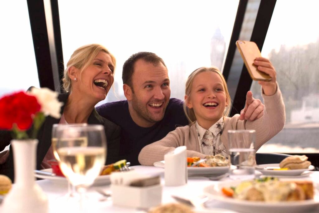Una famiglia che si scatta un selfie