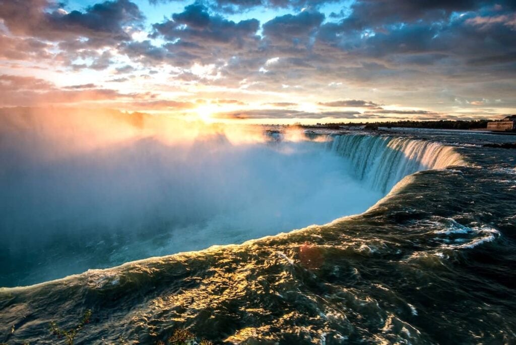 Cascate del Niagara all'alba