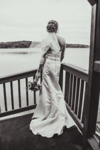 Die Braut starrt auf das Wasser hinaus