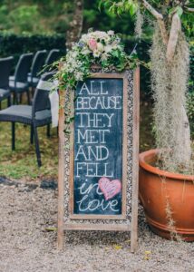 Letreiro de quadro negro num casamento