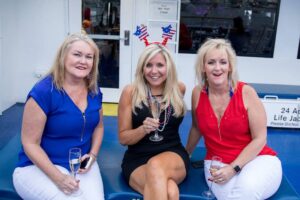 Três mulheres a festejar o 4 de julho 