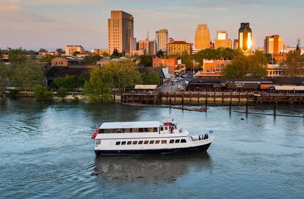 Barco no rio Sacramento