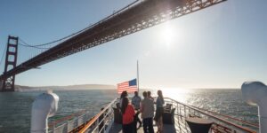Personnes sur un bateau qui passe sous le Golden Gate Bridge