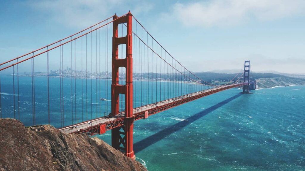 Jambatan Golden Gate dilihat bentuk Taman Rekreasi Kebangsaan Golden Gate