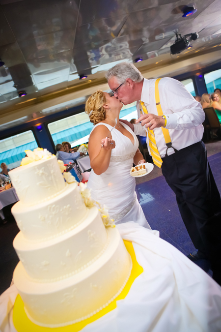 casal de noivos com bolo