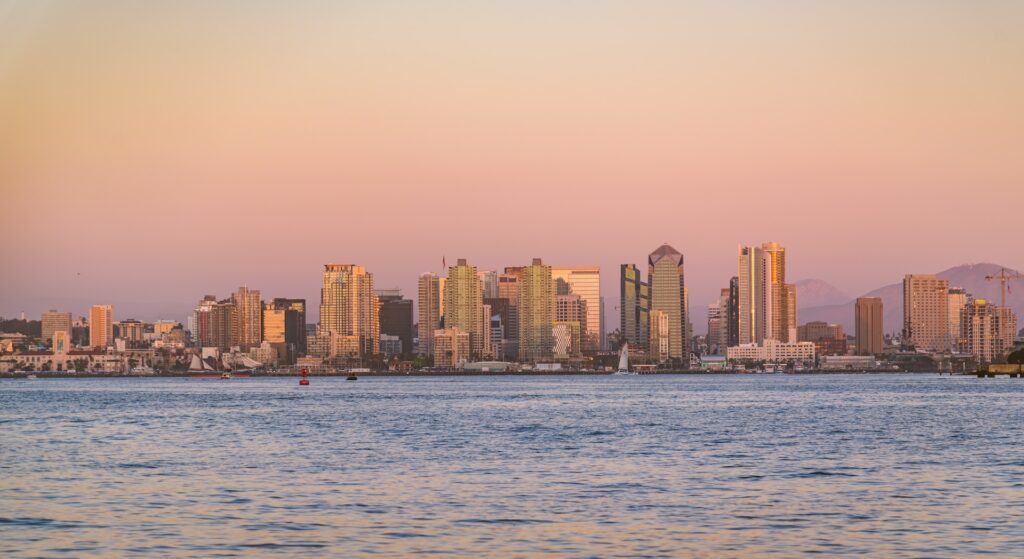 Die Skyline von San Diego in der Abenddämmerung