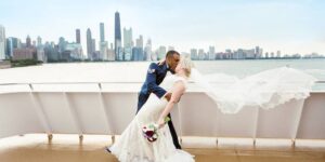 Coppia di sposi che si bacia con lo skyline di Chicago sullo sfondo