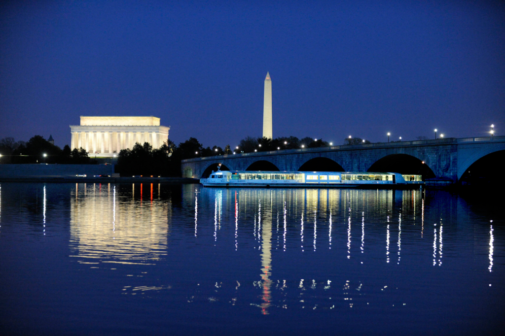 Trải nghiệm thành phố Du thuyền ăn tối nhìn ra Đài tưởng niệm Washington