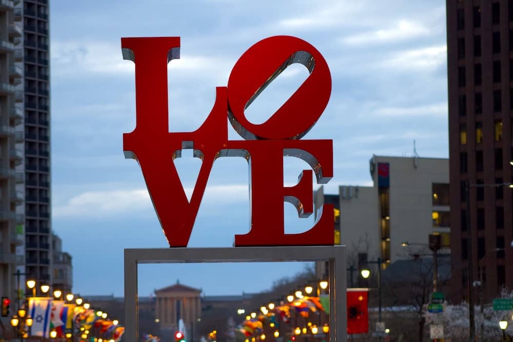 Il cartello rosso Love nel LOVE Park di Philadelphia