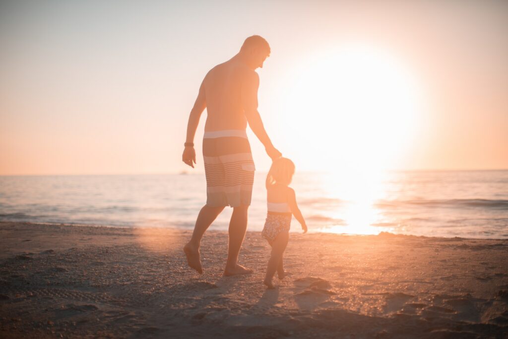 Vater und Sohn gehen