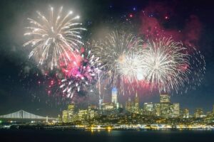 Fuochi d'artificio sulla baia di San Francisco con lo skyline sullo sfondo